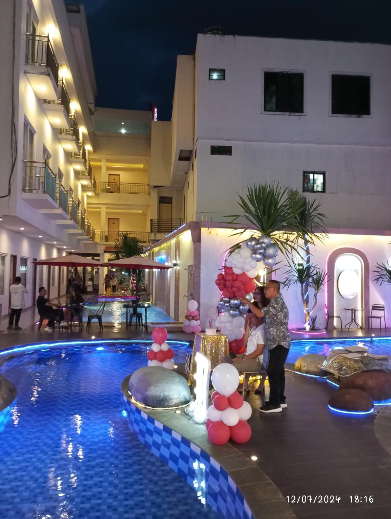 Victoria Inn Manado Extérieur photo